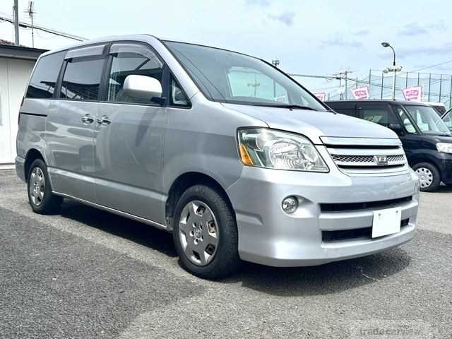 2005 Toyota Noah