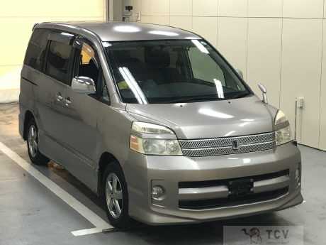 2005 Toyota Voxy