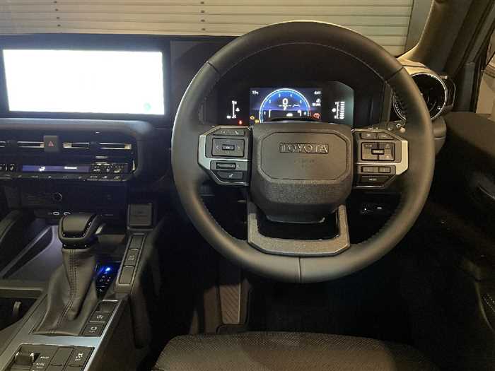 Toyota Land Cruiser VX Petrol 2024 — миниатюра 5