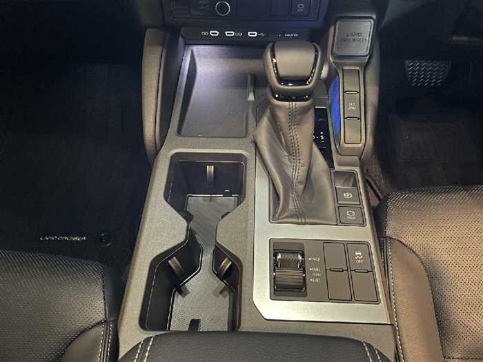 Toyota Land Cruiser VX Petrol 2024 — миниатюра 8