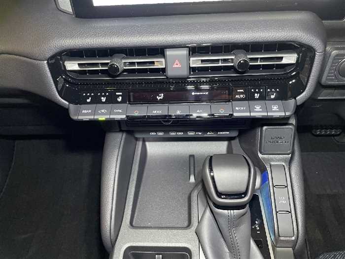 Toyota Land Cruiser VX Petrol 2024 — миниатюра 9