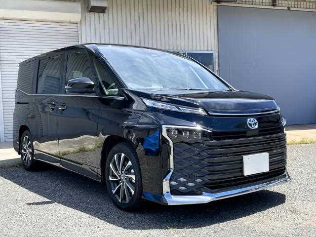 Toyota Voxy 2024 — фото 2 купить в Москве