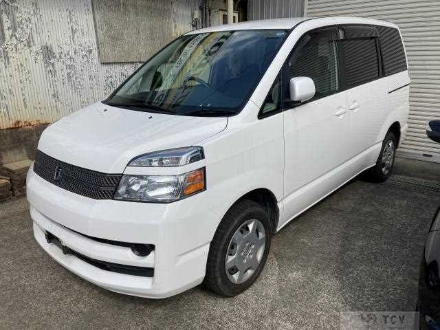 2005 Toyota Voxy