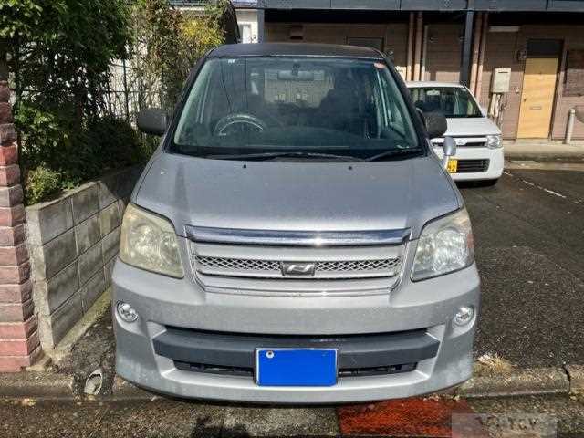2005 Toyota Noah