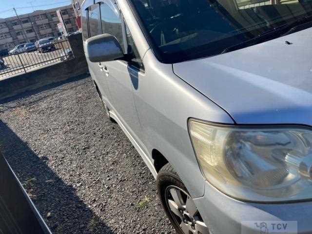 2004 Toyota Noah