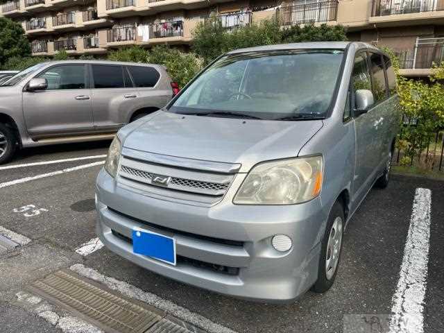2005 Toyota Noah