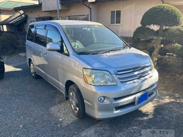2005 Toyota Noah