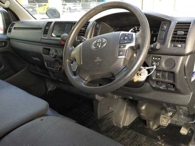 Toyota Hiace Van 2022 — миниатюра 4