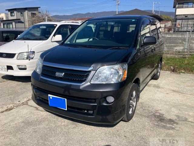 2005 Toyota Noah