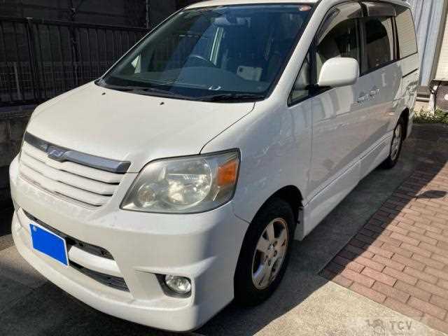 2004 Toyota Noah