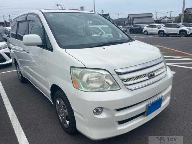2005 Toyota Noah