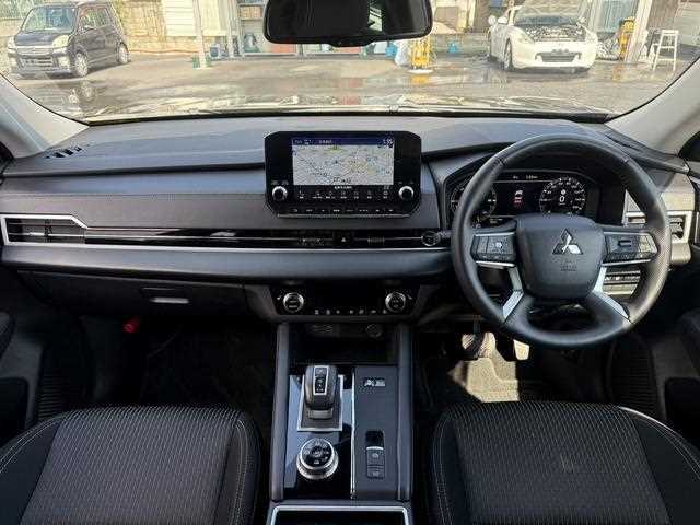 Mitsubishi Outlander 2023 — миниатюра 4