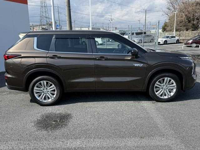 Mitsubishi Outlander 2023 — миниатюра 5