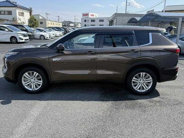 Mitsubishi Outlander 2023 — миниатюра 11