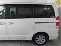 2005 Toyota Noah