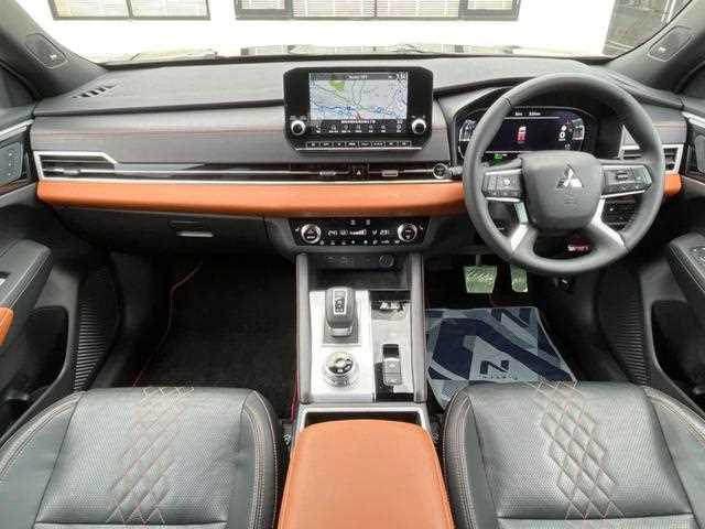 Mitsubishi Outlander 2023 — миниатюра 3