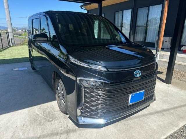 Toyota Voxy 2023 — миниатюра 2