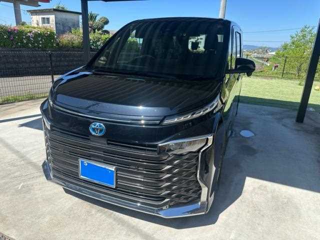 Toyota Voxy 2023 — миниатюра 3