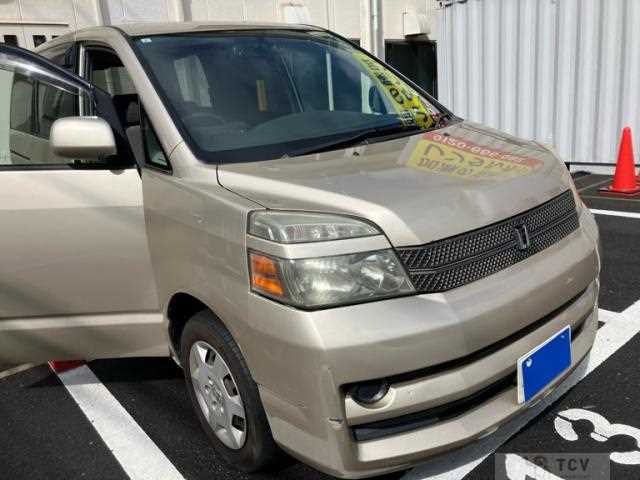 2005 Toyota Voxy