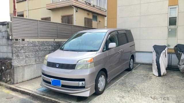 2004 Toyota Voxy