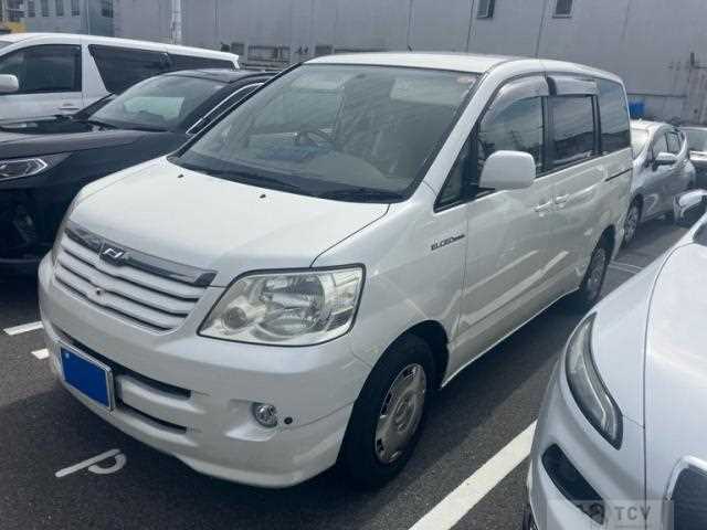 2004 Toyota Noah