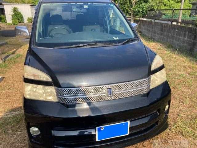2005 Toyota Voxy