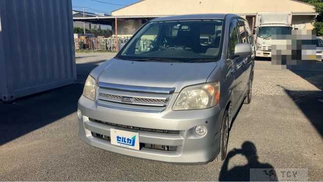 2005 Toyota Noah