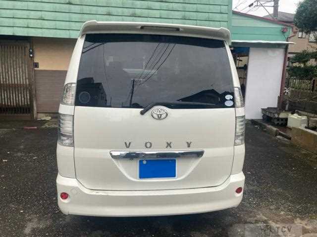 2005 Toyota Voxy