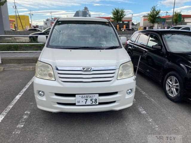 2004 Toyota Noah