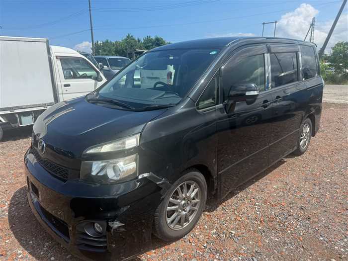 Toyota Voxy 2013 photo 2