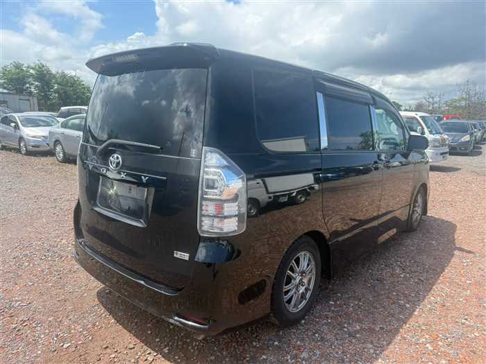Toyota Voxy 2013 photo 3