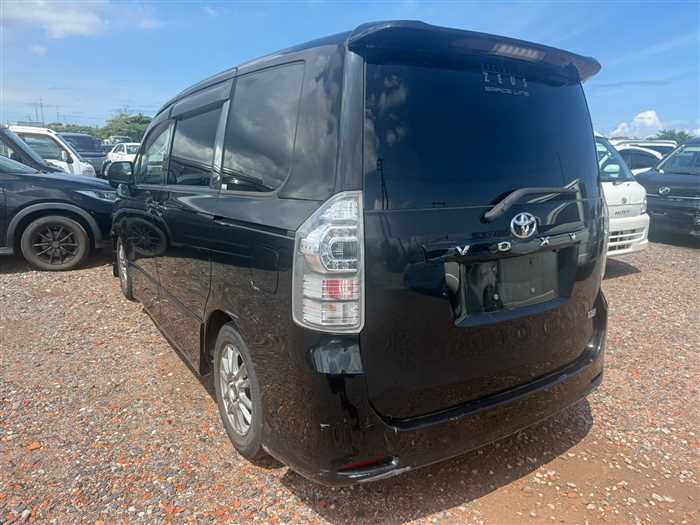 Toyota Voxy 2013 photo 4