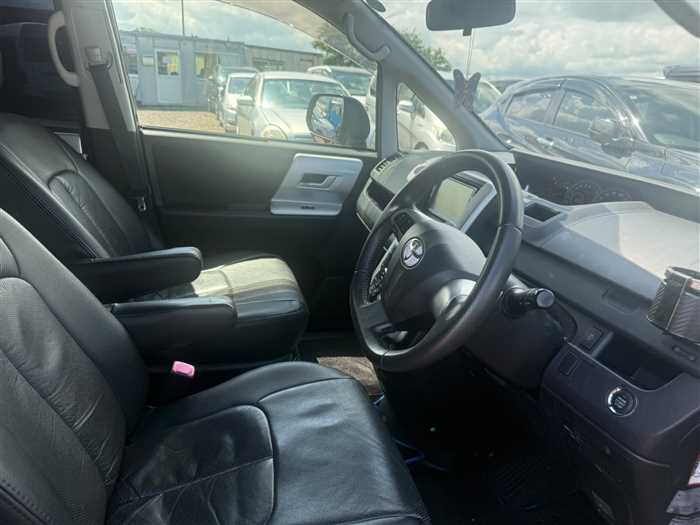 Toyota Voxy 2013 photo 5