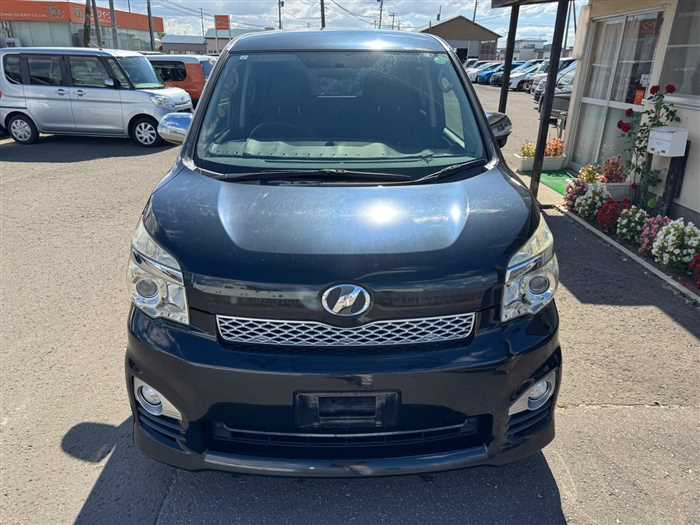 Toyota Voxy 2013 photo 2