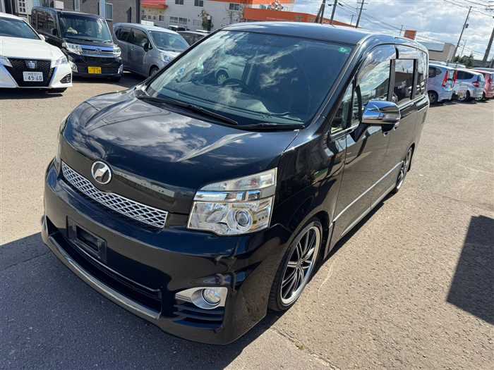 Toyota Voxy 2013 photo 3