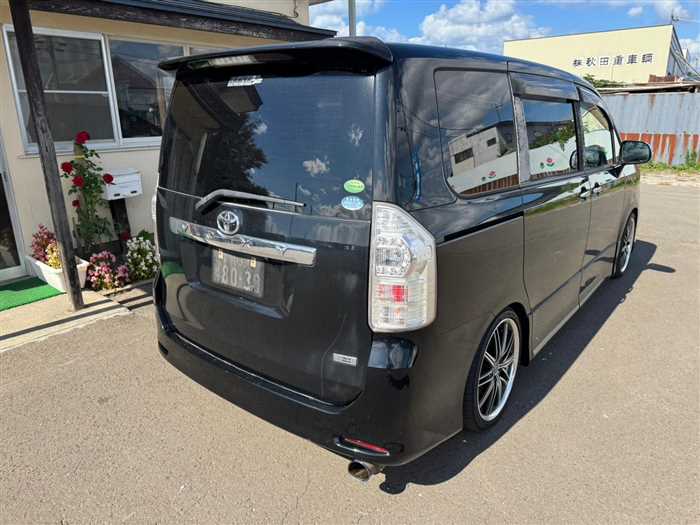Toyota Voxy 2013 photo 4