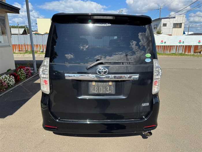Toyota Voxy 2013 photo 5