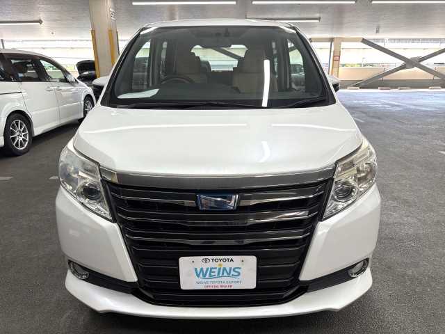Toyota Noah 2014 photo 2