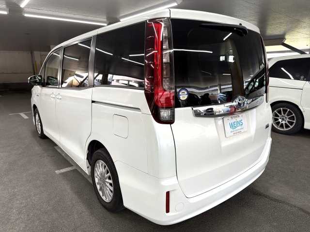 Toyota Noah 2014 photo 4
