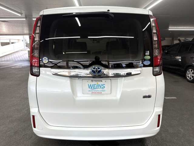 Toyota Noah 2014 photo 5