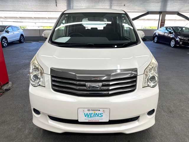 Toyota Noah 2013 photo 2