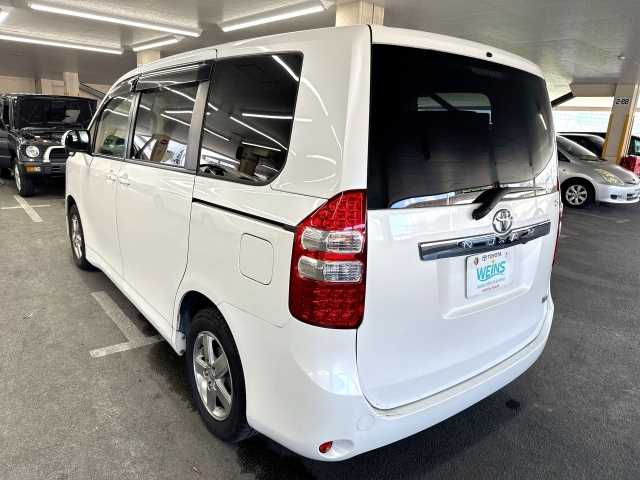 Toyota Noah 2013 photo 4