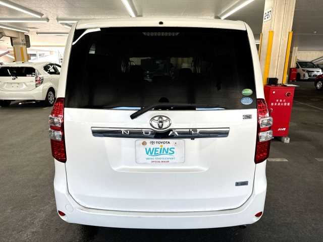 Toyota Noah 2013 photo 5
