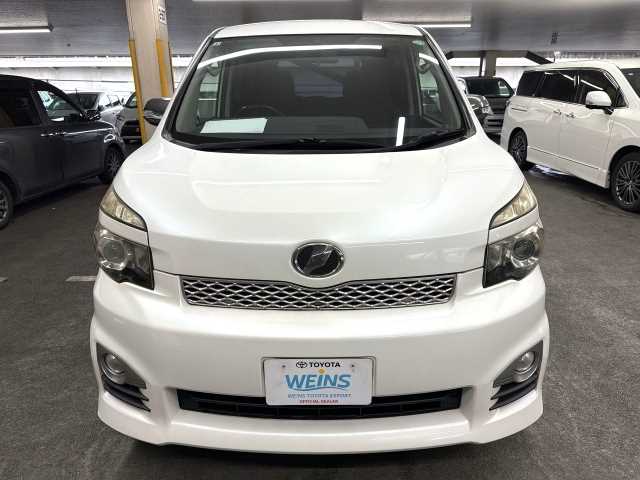 Toyota Voxy 2011 photo 2