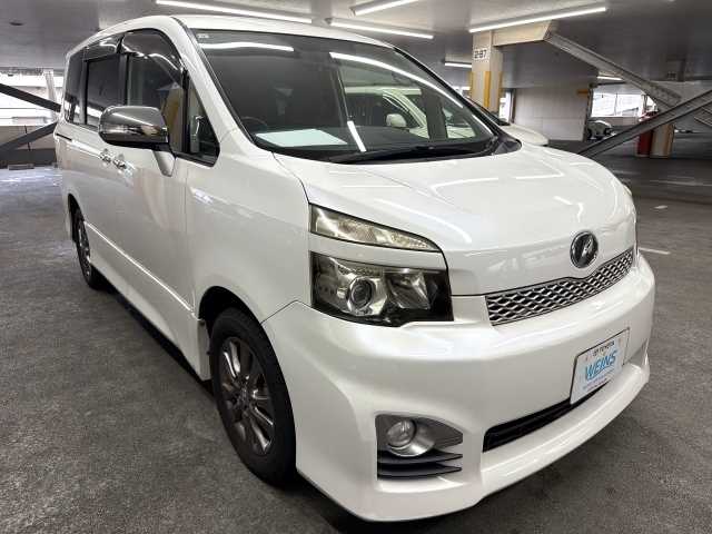 Toyota Voxy 2011 photo 3