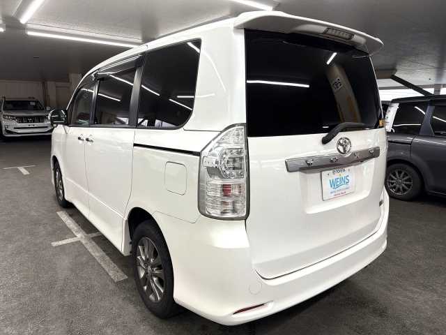Toyota Voxy 2011 photo 4