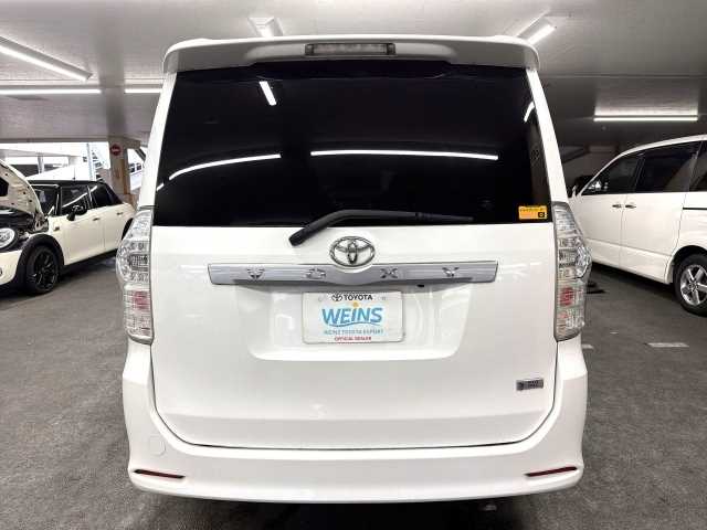 Toyota Voxy 2011 photo 5