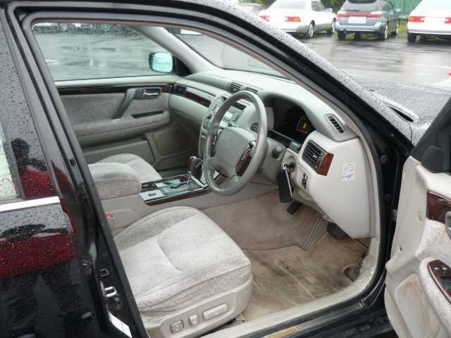 Toyota Crown Majesta 2000 photo 3
