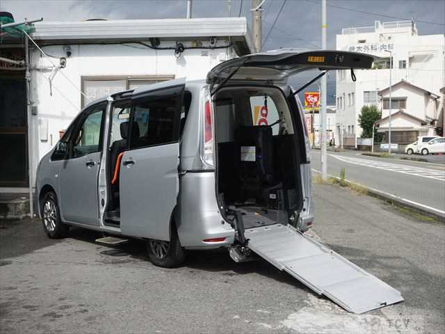 2013 Nissan Serena