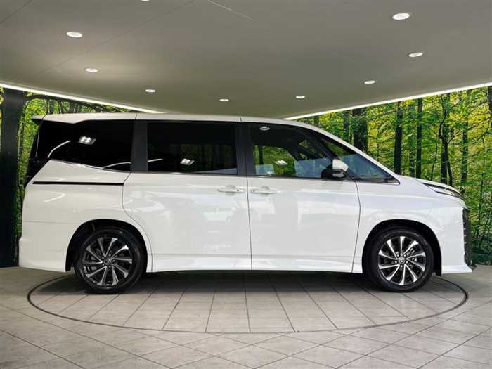Toyota Voxy 2025 — фото 8 купить в Москве